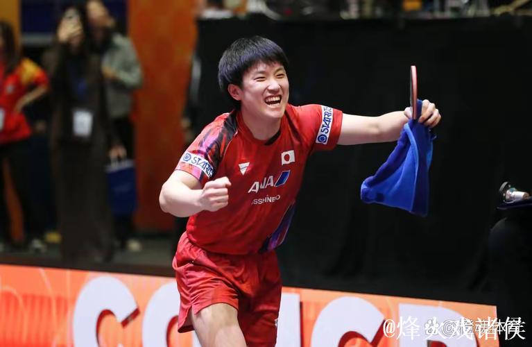 张本智和回日本!第一时间秀奖杯,笑得合不拢嘴,豪言明年拿世一 张本智和回日本!第一时间秀奖杯,笑得合不拢嘴,豪言明年拿世一