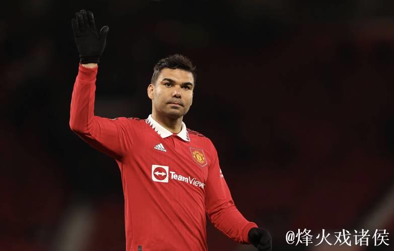 心有不甘!B费赛后用球衣擦汗,并与卡塞米罗激情交谈 心有不甘!B费赛后用球衣擦汗,并与卡塞米罗激情交谈